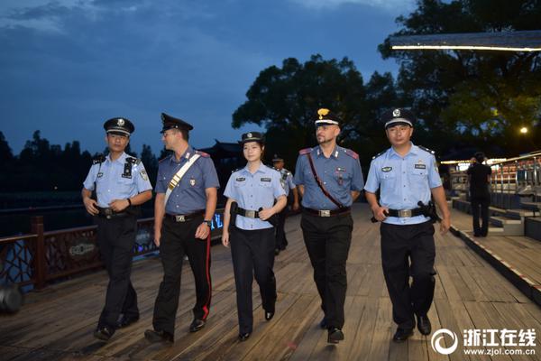  老人船上弄雨婷第12章視頻