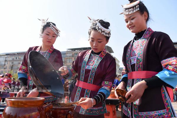  兩個(gè)女人在有風(fēng)景的海灘