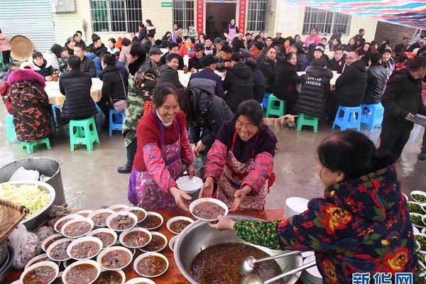  飯桌上張開腿讓公看歐美片